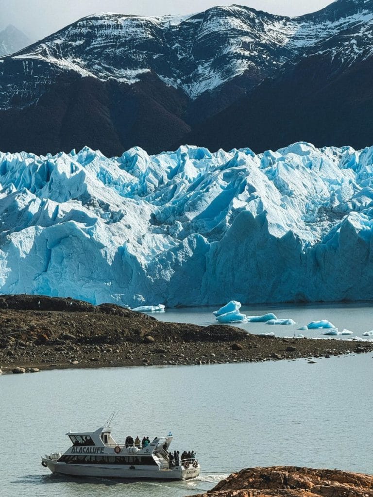 un barco turístico frente al glaciar Perito Moreno