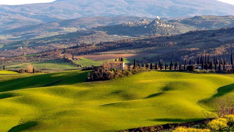 Vista panorámica de Val d'Orcia en Toscana con viñedos y villas típicas para guía práctica de compra de experiencias