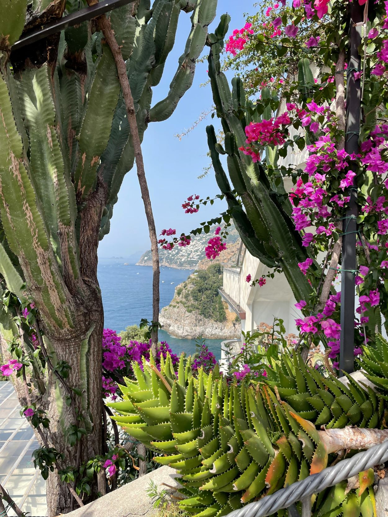 Terraza de jardín privada de lujo en Positano, con vistas al mar y buganvilias