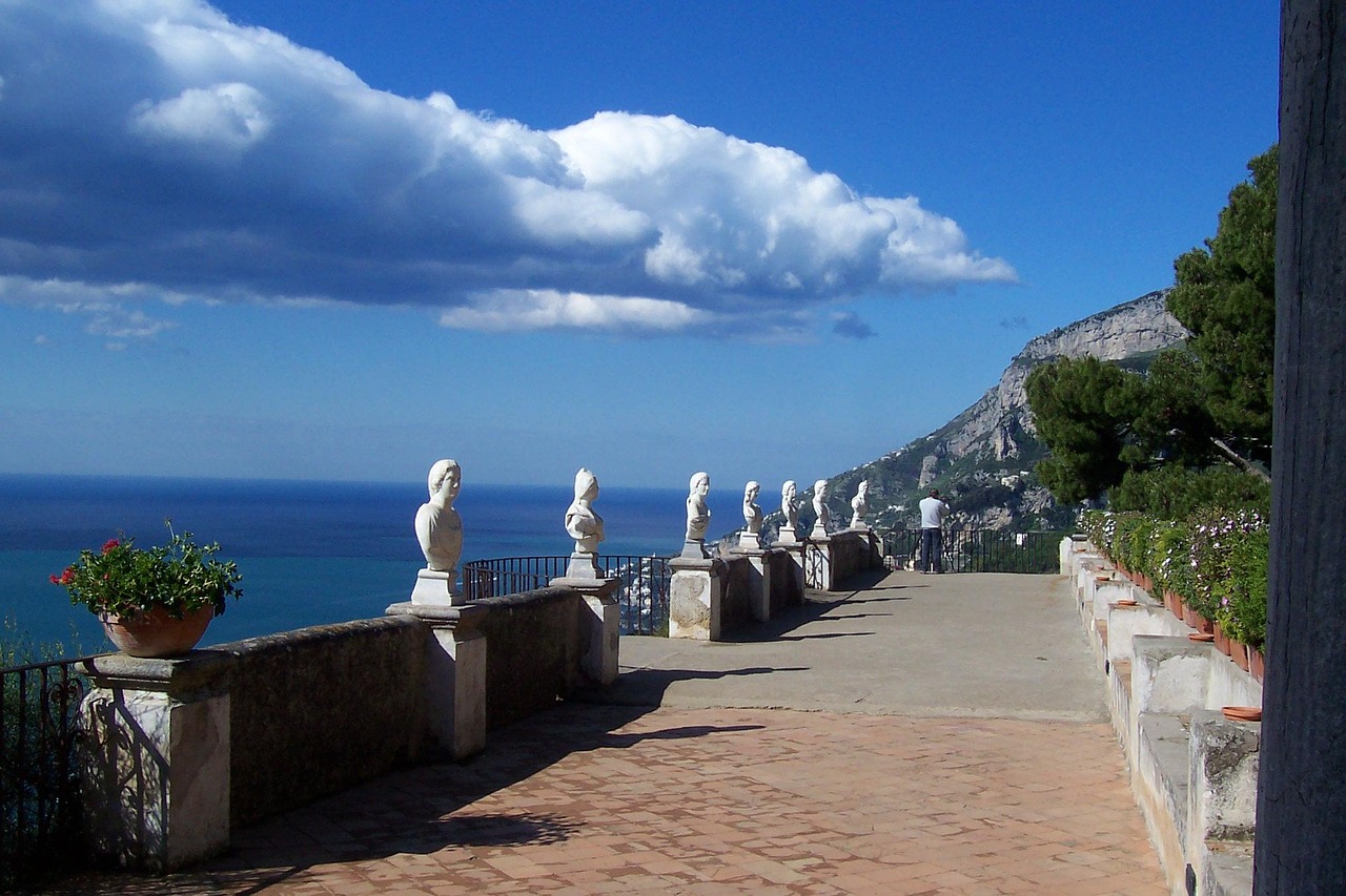 Terraza del Infinito en Villa Cimbrone, Ravello, con vistas al mar Tirreno