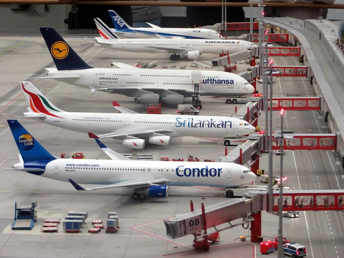 Comparativa técnica entre aerolíneas low-cost y tradicionales en hangar aeroportuario