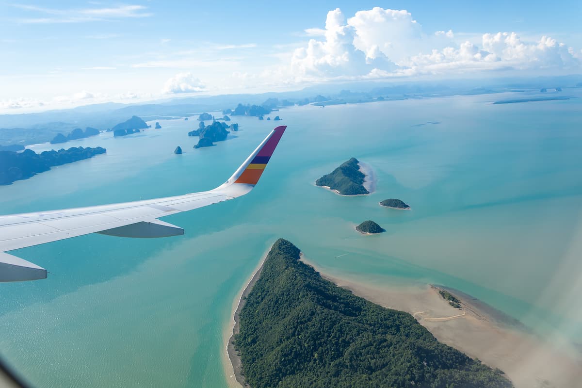 Vista aérea de la Gran Barrera de Coral en Australia con un hidroavión privado