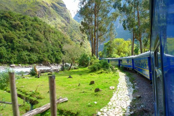 Tren de lujo Belmond Andean Explorer cruzando el Altiplano peruano