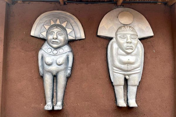 Pareja de figurinas incas capacocha de oro y plata sobre fondo neutro, símbolos rituales del Imperio Inca