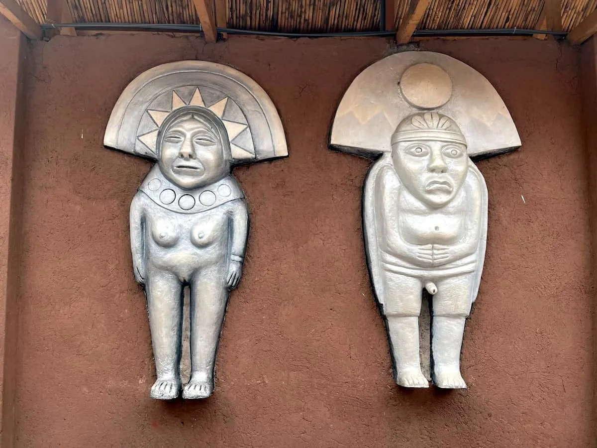 Pareja de figurinas incas capacocha de oro y plata sobre fondo neutro, símbolos rituales del Imperio Inca