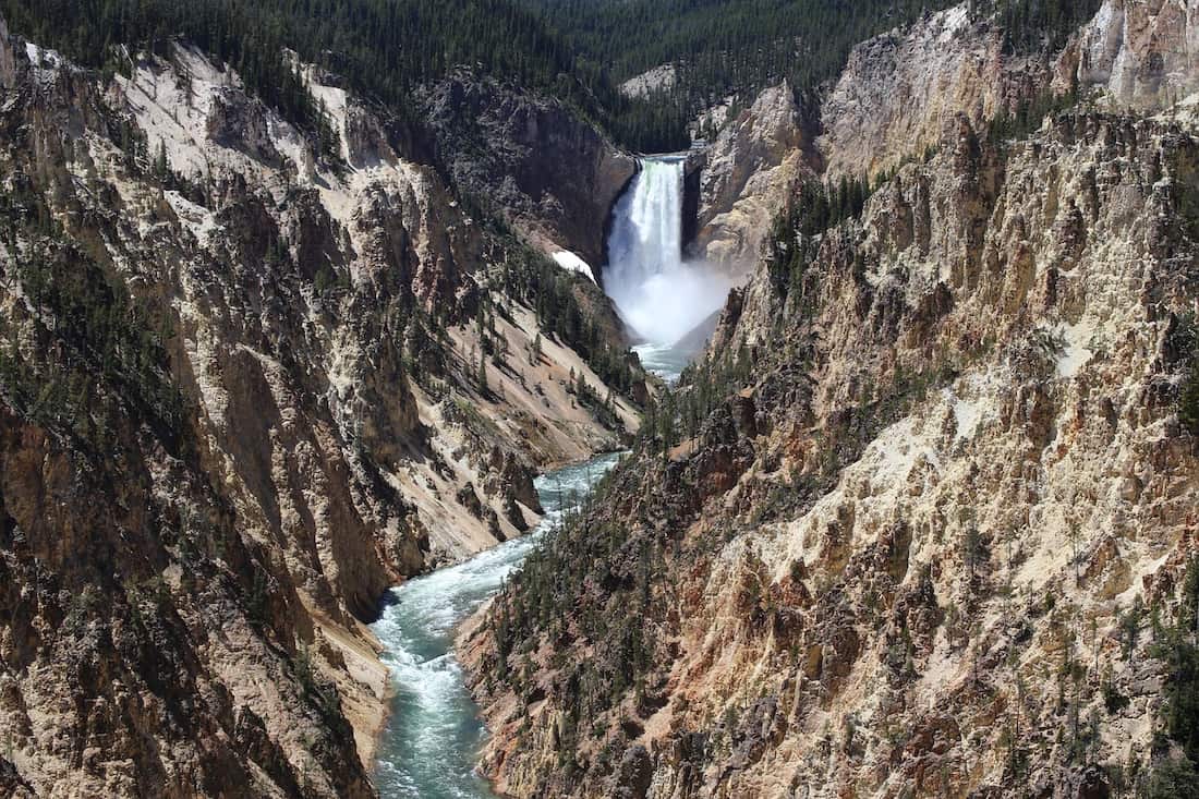 Vista del Gran Cañón de Yellowstone con la Lower Falls cayendo entre paredes de roca amarilla