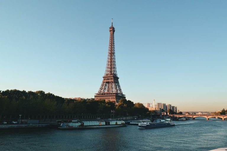 Torre Eiffel vista desde el río Sena con barcazas de mercancías y turísticas