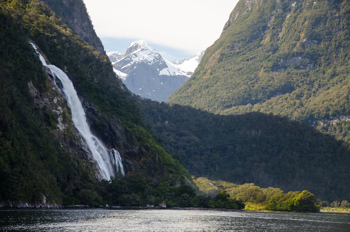 Fiordos de Milford Sound en Nueva Zelanda con picos nevados y cascadas