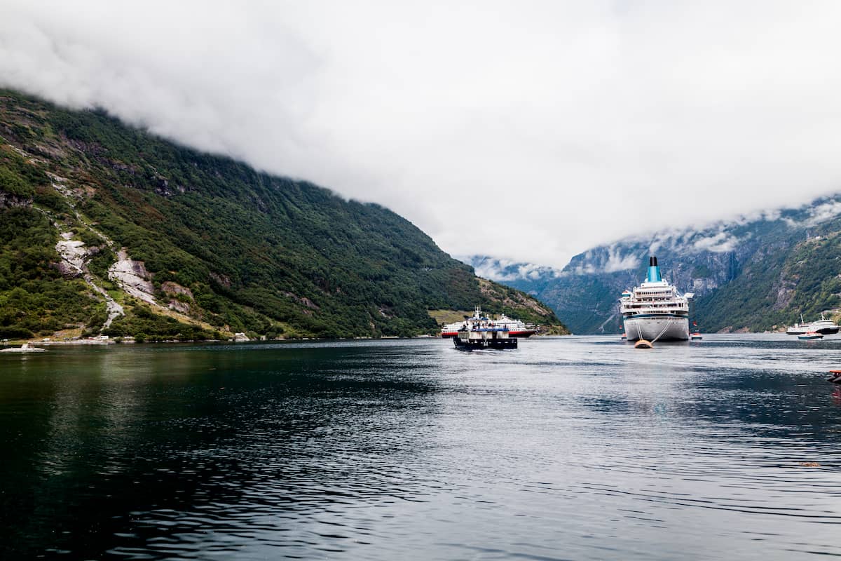 Vista panorámica del fiordo Milford Sound en Nueva Zelanda con picos nevados y aguas cristalinas