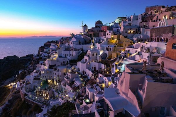 Vista panorámica de la Caldera de Santorini en invierno sin multitudes, destacando el lujo y la exclusividad fuera de temporada.