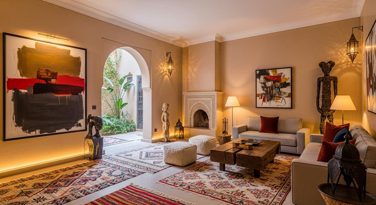 Interior de una suite real en un riad de Marrakech con arte contemporáneo y mobiliario artesanal