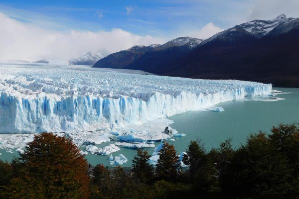 Vista panorámica del frente de ruptura del Glaciar Perito Moreno en Santa Cruz, Argentina