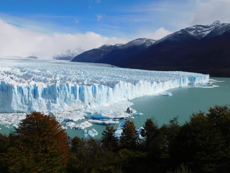 Vista panorámica del frente de ruptura del Glaciar Perito Moreno en Santa Cruz, Argentina