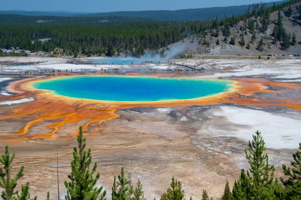 Vista panorámica del Lago Yellowstone con montañas al fondo y aguas cristalinas en un día despejado
