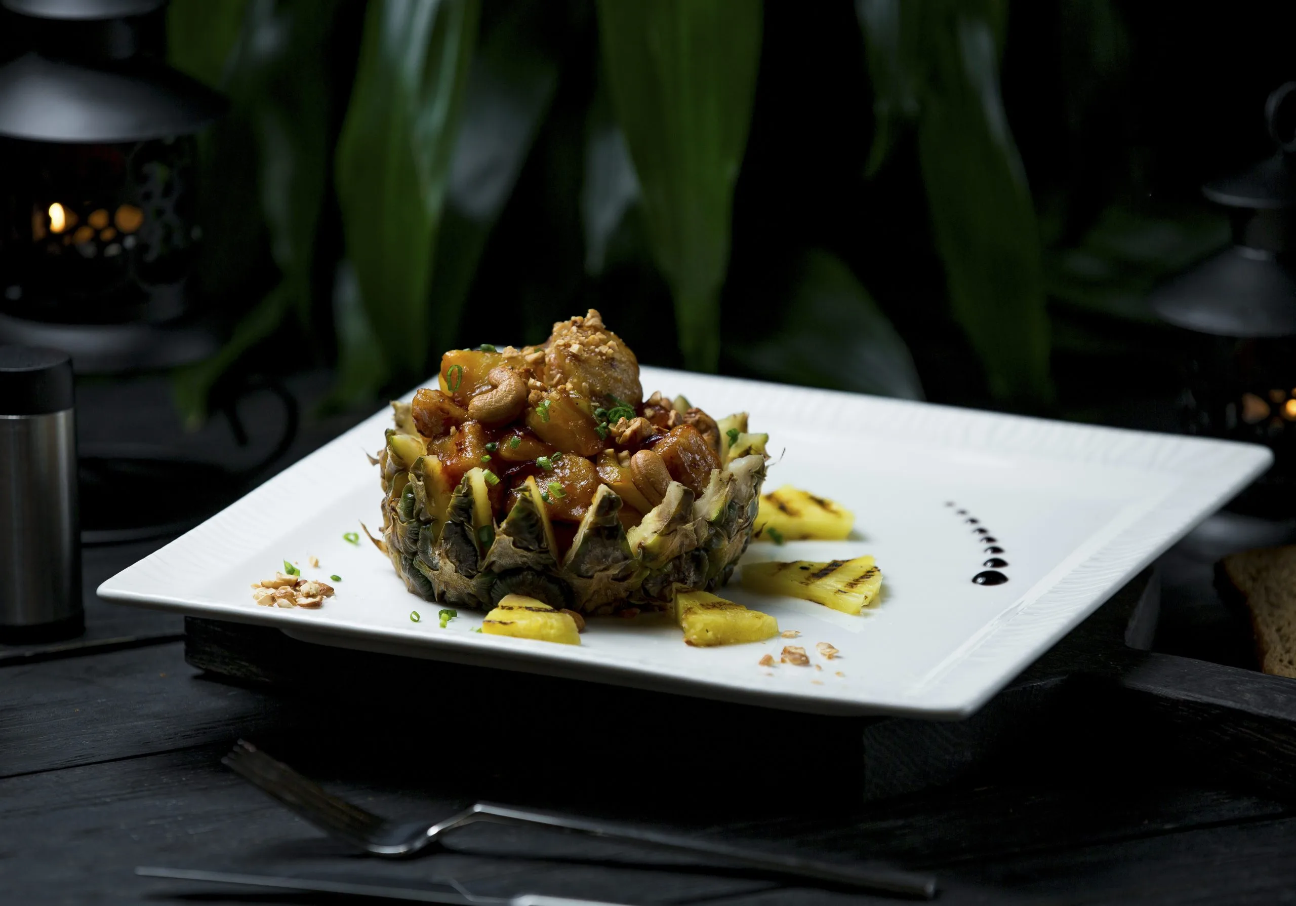 Plato de alta cocina peruana con ingredientes andinos, amazónicos y costeros presentado en cerámica artesanal, sin texto ni logotipos visibles