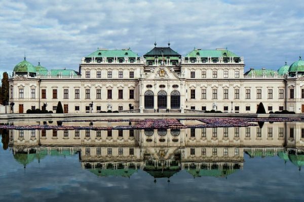 Vista frontal del Palacio Belvedere desde los jardines simétricos en Viena, representando viajes de lujo.