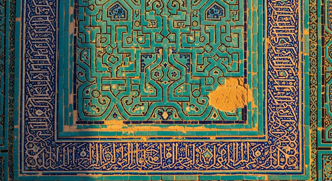 Detalle técnico de azulejos timúridas y cúpulas de doble casco en Samarcanda