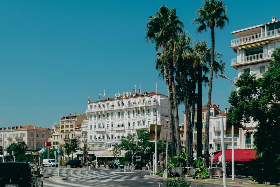 Boulevard de la Croisette en Cannes Francia con palmeras y hoteles