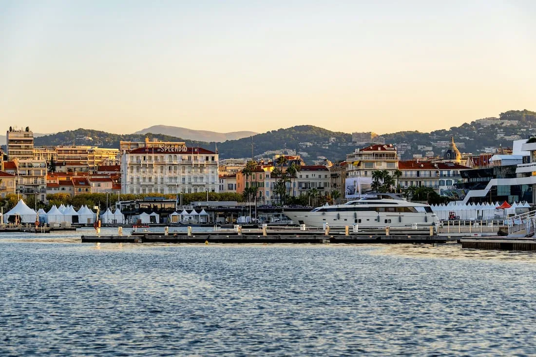 Panorámica de Cannes Francia desde el mar Mediterráneo con la Croisette