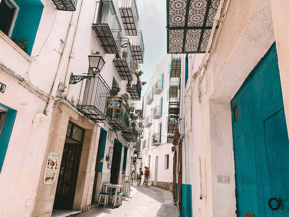 casco antiguo de Peñíscola con calles blancas empedradas