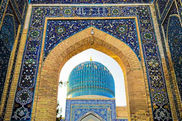 Detalle técnico del portal azul del Mausoleo Gur-e Amir analizando la azulejería y estructura