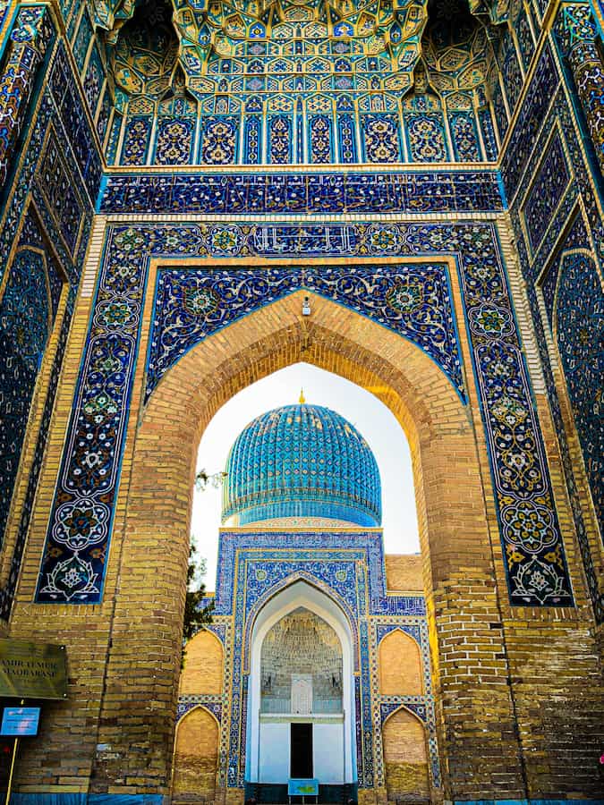 Detalle técnico del portal azul del Mausoleo Gur-e Amir analizando la azulejería y estructura