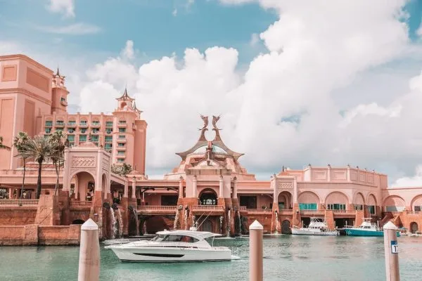 Imagen parcial de la icónica fachada del hotel Atlantis Paradise Island en un viaje de lujo a Bahamas