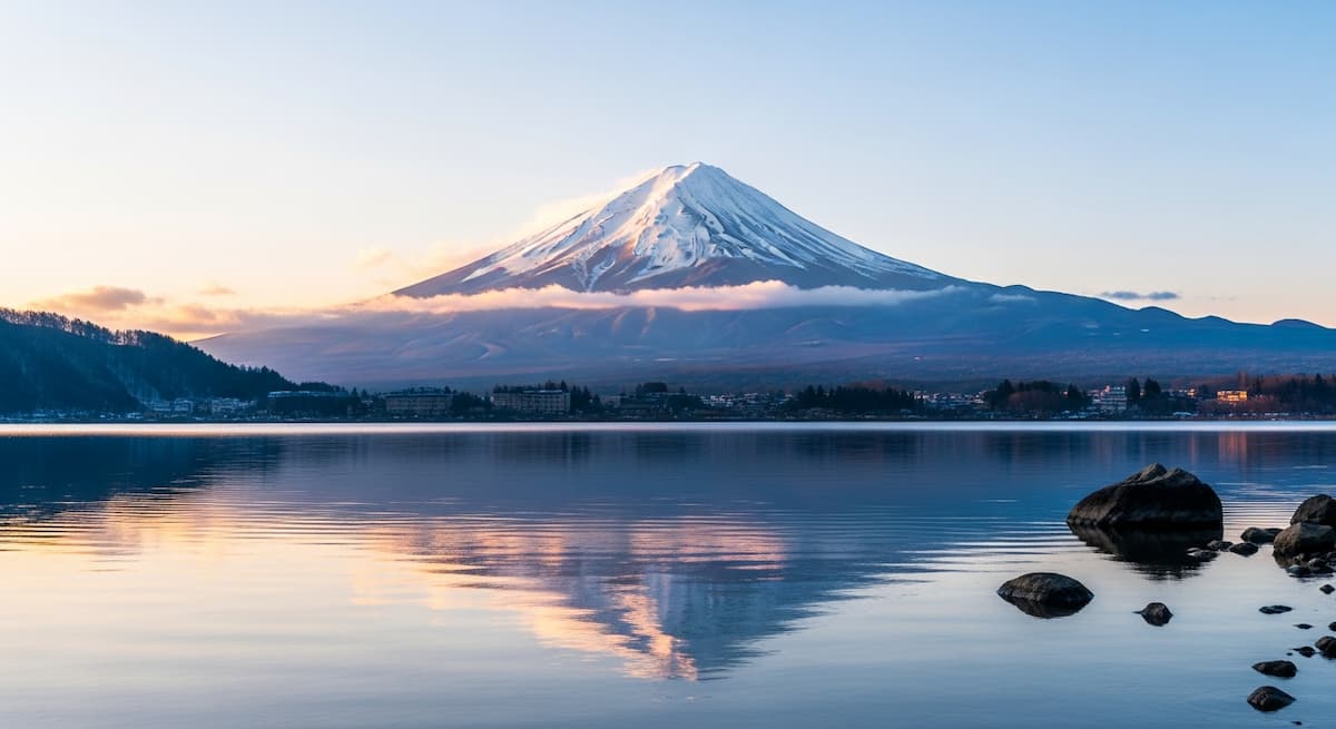 Región de los Cinco Lagos con monte Fuji reflejado en lago Kawaguchi