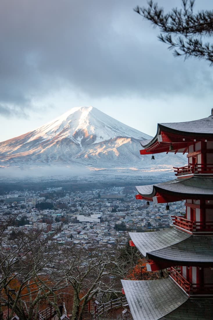 Panorámica del monte Fuji nevado con lagos reflejando el volcán sagrado en Fuji Hakone Izu