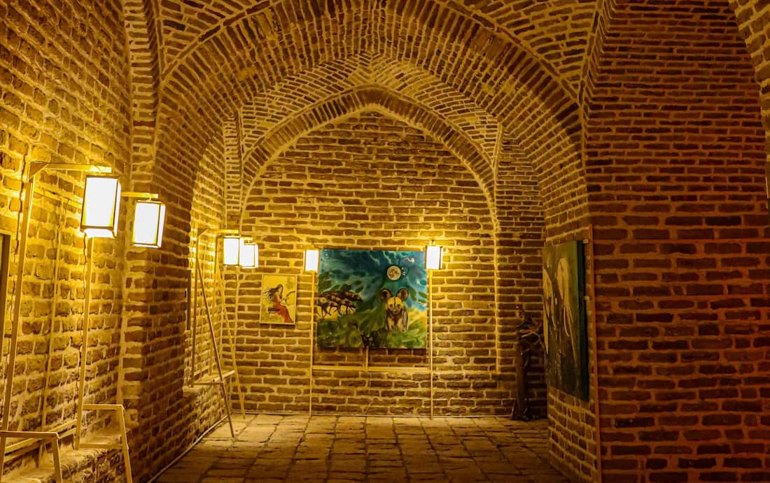 Patio interior de un caravasar convertido en hotel boutique analizando la climatización pasiva