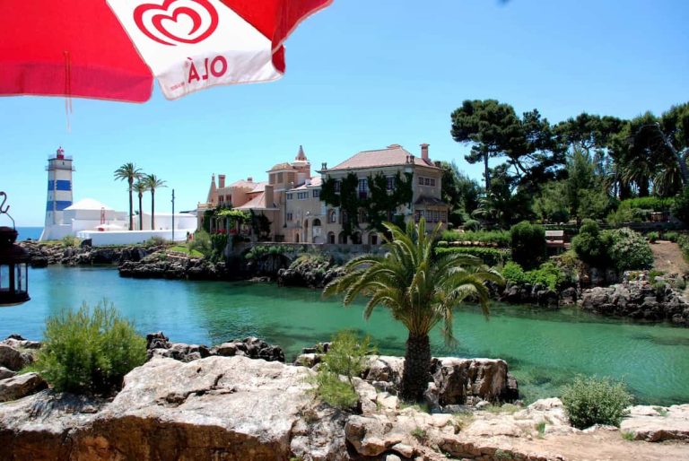 Mansión aristocrática sobre los acantilados de la costa durante un viaje de lujo a Cascais