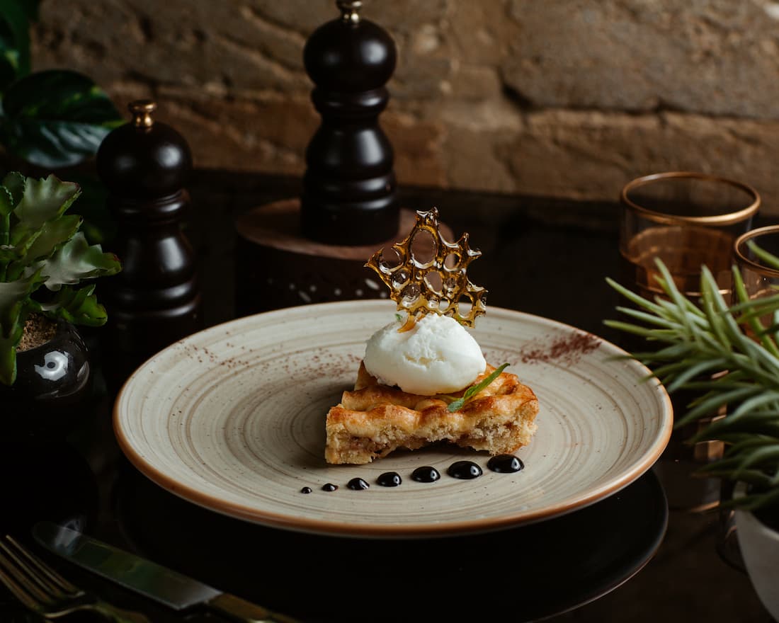 Mesa elegante en restaurante con estrella Michelin en la Costa del Sol