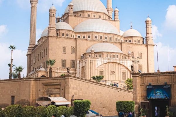 Vista sofisticada de las cúpulas y minaretes de una mezquita imperial en Estambul al atardecer