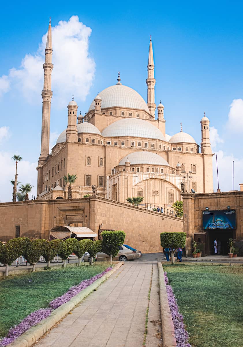 Vista sofisticada de las cúpulas y minaretes de una mezquita imperial en Estambul al atardecer