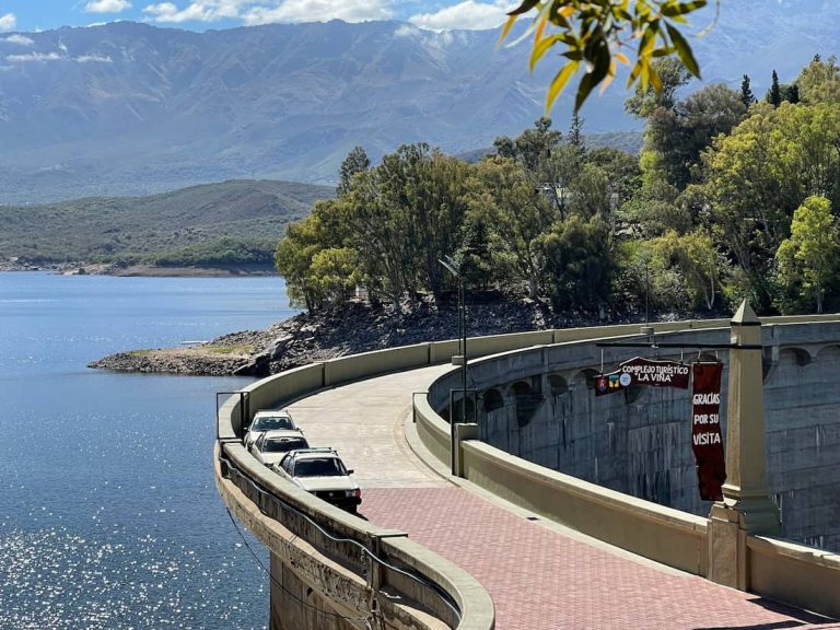 Imagen parcial del imponente murallón del Dique La Viña en el Valle de Traslasierra.
