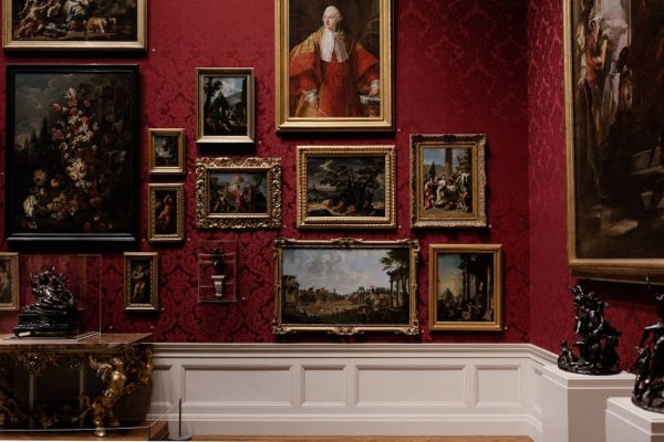 Galería de museo con una pared llena de cuadros clásicos durante un viaje de lujo a Madrid