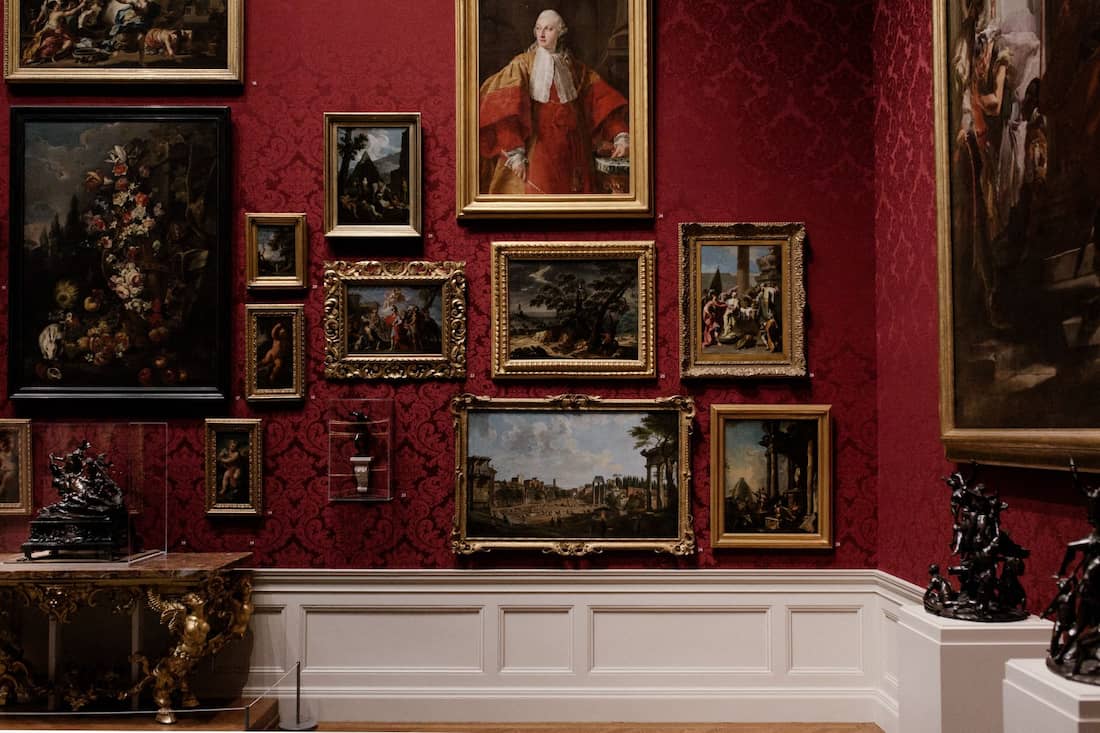 Galería de museo con una pared llena de cuadros clásicos durante un viaje de lujo a Madrid