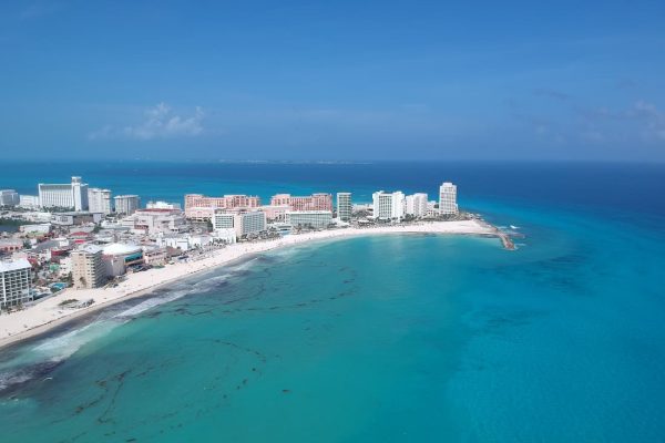 Panorámica aérea de la Zona Hotelera de Cancún con resorts de lujo y mar turquesa en un viaje de lujo a Riviera Maya