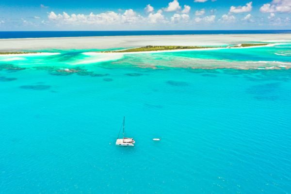 Panorámica de un catamarán navegando sobre aguas turquesas en un viaje de lujo a St. Barth