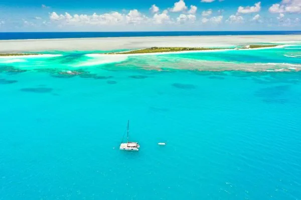 Panorámica de un catamarán navegando sobre aguas turquesas en un viaje de lujo a St. Barth