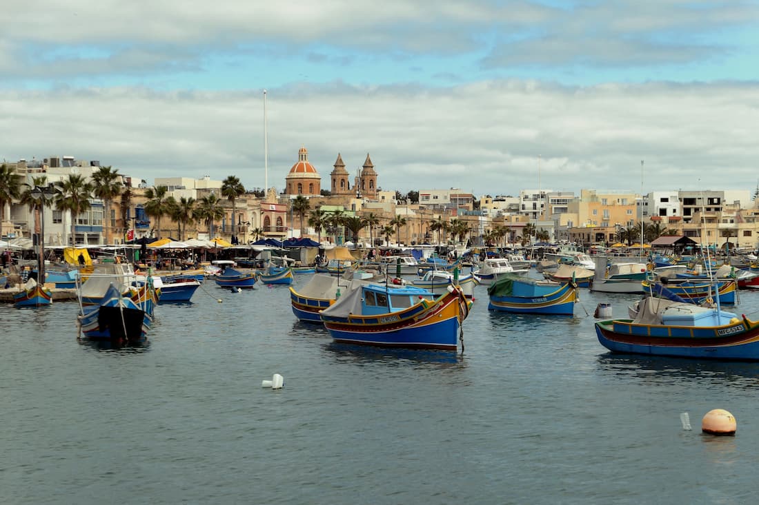 Vista panorámica del Gran Puerto de La Valeta en Malta Mediterráneo 2026 al atardecer.