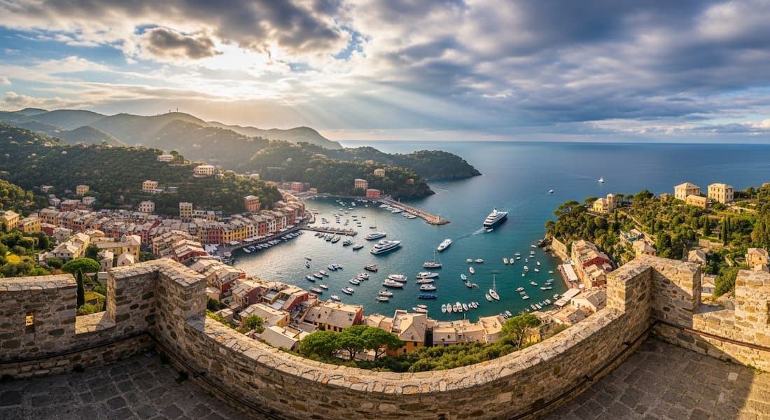 Vistas panorámicas desde el Castillo Brown en Portofino hacia el Mediterráneo