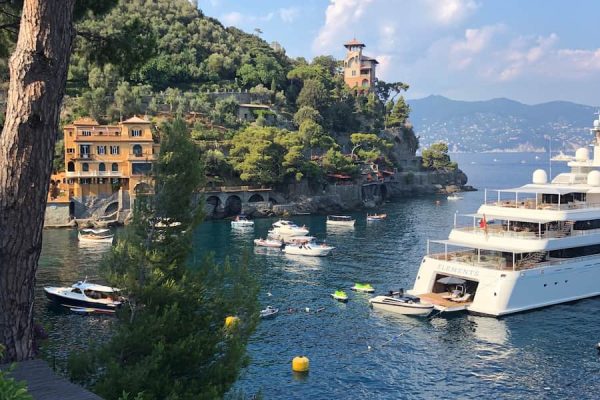 Vista panorámica del puerto de Portofino en la Riviera Italiana con casas de colores pastel