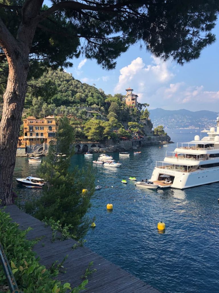 Vista panorámica del puerto de Portofino en la Riviera Italiana con casas de colores pastel