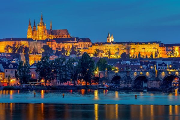 Panorámica de Praga desde el río Moldava al atardecer con Puente de Carlos
