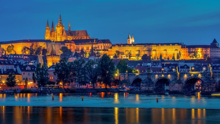 Panorámica de Praga desde el río Moldava al atardecer con Puente de Carlos
