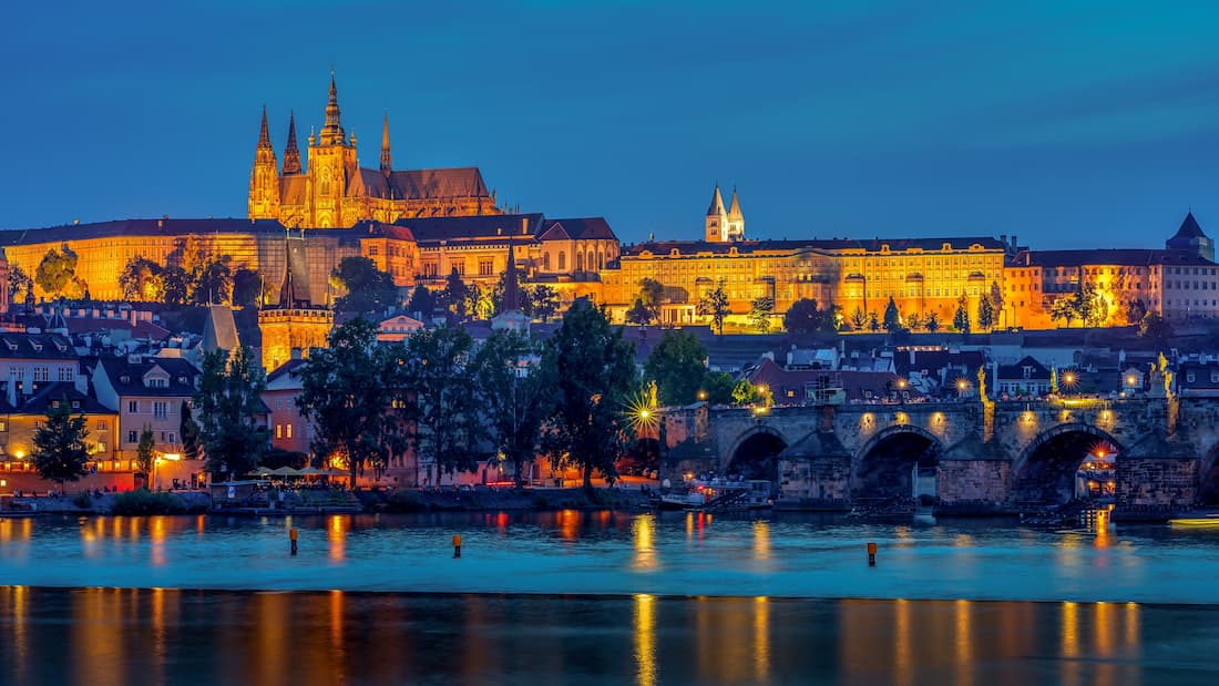 Panorámica de Praga desde el río Moldava al atardecer con Puente de Carlos