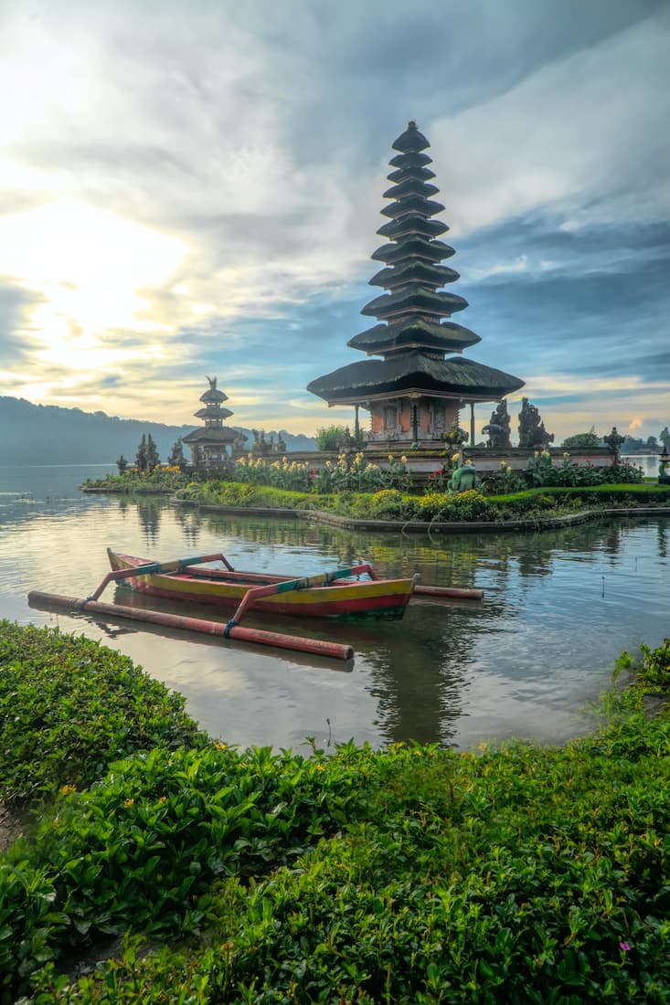 Panorámica de un templo para un viaje de lujo a Bali al amanecer