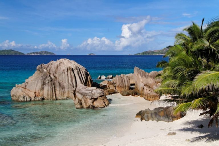 Formaciones de rocas graníticas gigantes en playa de Seychelles con aguas turquesas del Índico