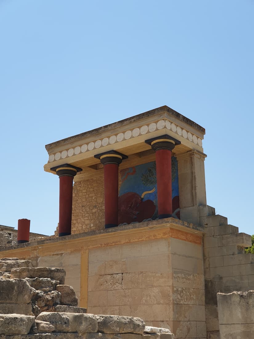Imagen parcial de las columnas rojas y frescos del Palacio de Cnosos en Creta.
